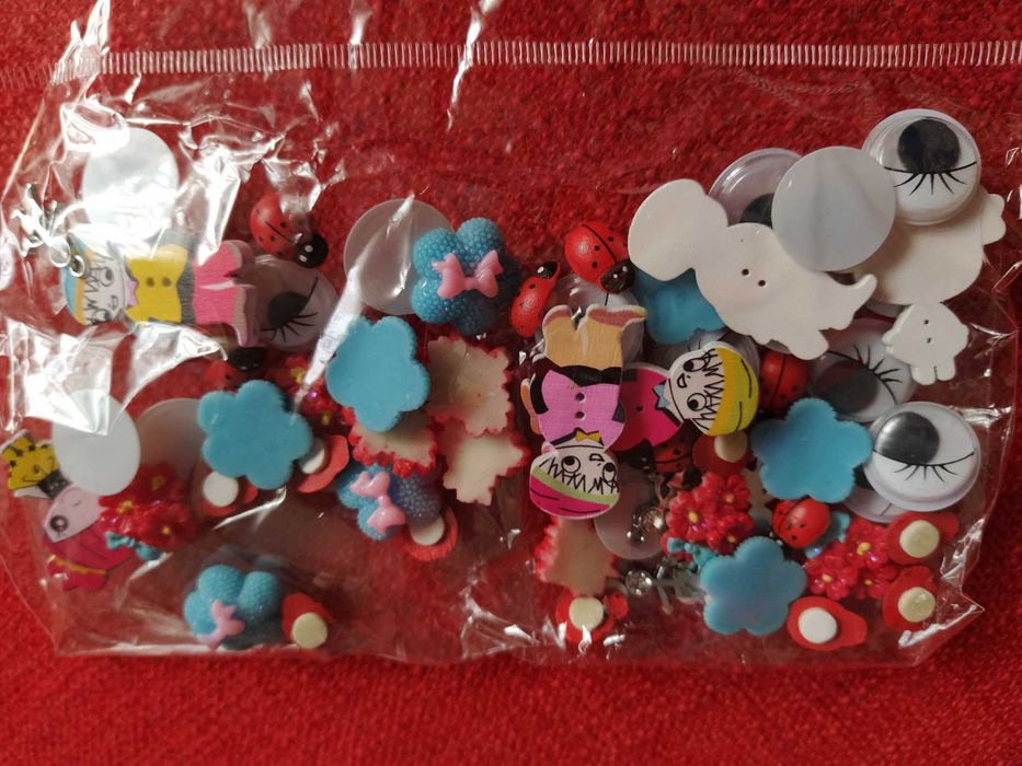 Packaging with assorted materials for children's creative activities