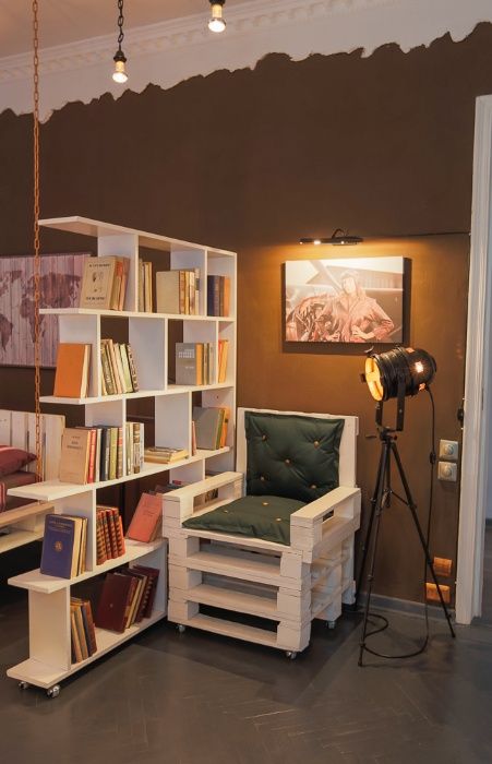 Пешком метро "Шулявская". ул. М.Брайчевського 9. Квартира  интересная.