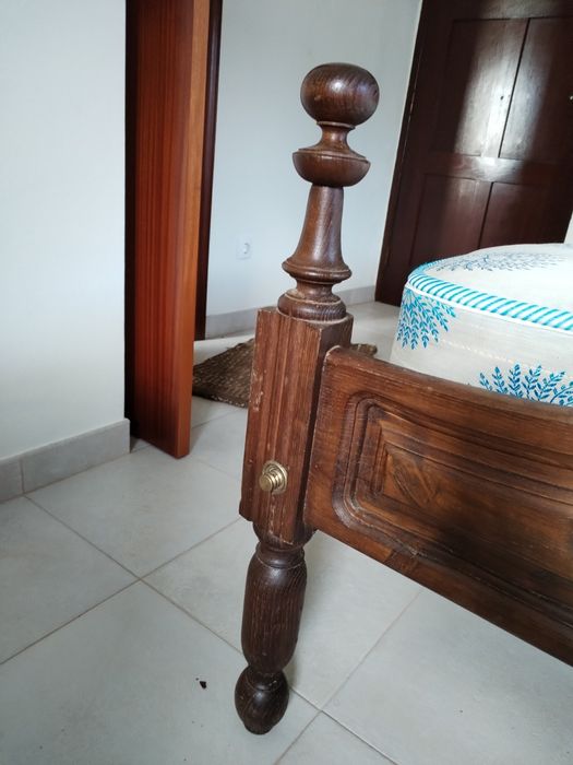 Cama de Casal em Madeira Maciça