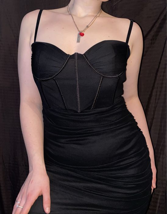 Черное мини платье