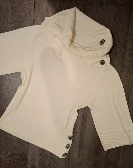 Biały Golf z szerokimi rękawami i guzikami roz. M