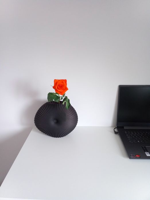 Wazon, flakon szklany, czarny.