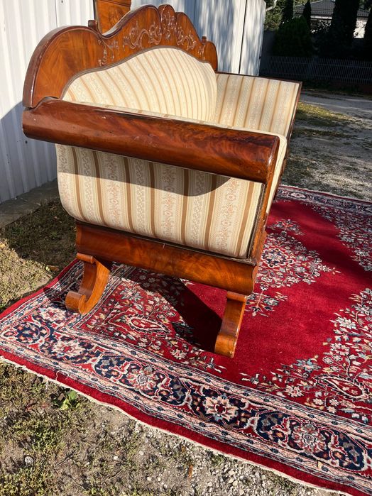 Stara sofa w stylu Biedermeier .