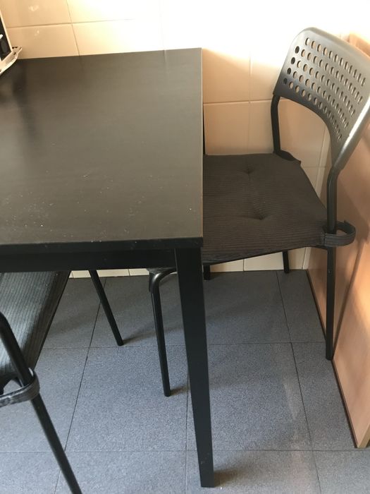 Mesa de cozinha e 4 cadeiras em otimo estado.