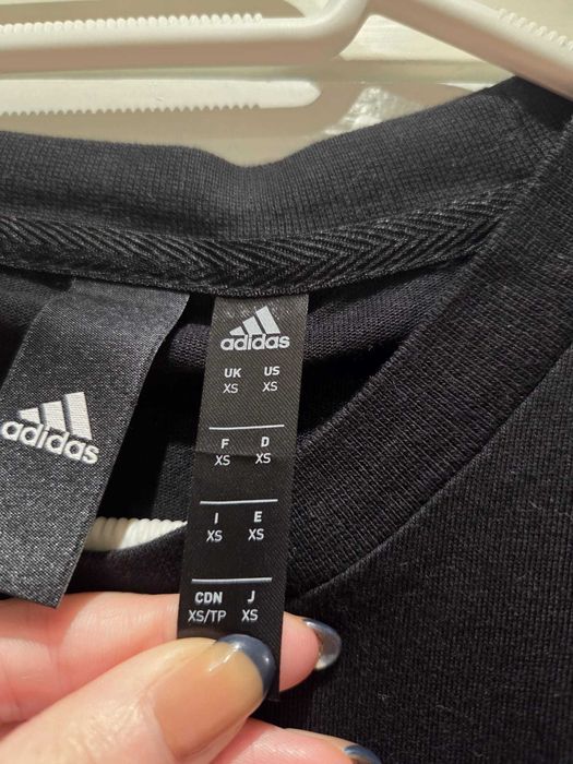 T-shirt Preta Adidas – Tamanho XS