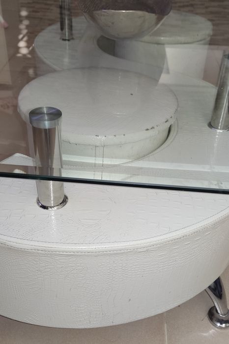 Mesa de centro com algumas marcas de uso