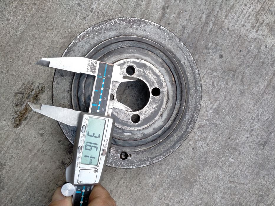 Крышка клапанов на Опель и шкив колена.