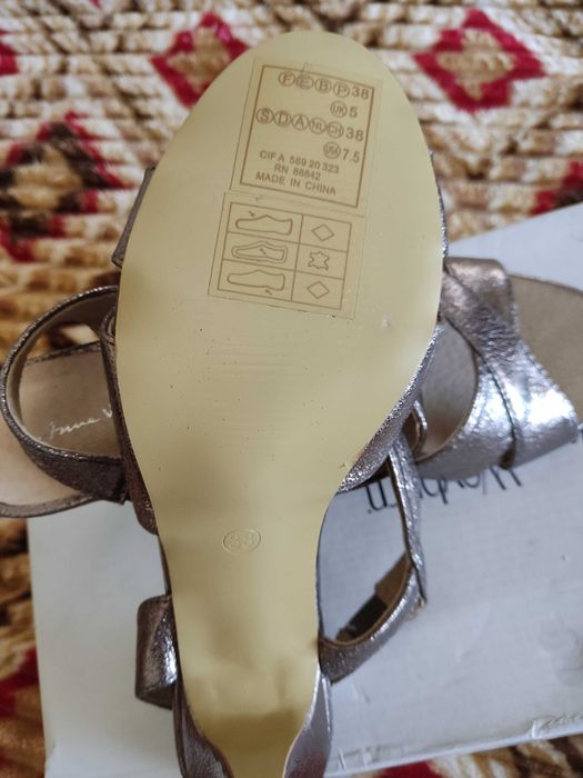 Sandálias em pele dourado acobreado novas tam. 38