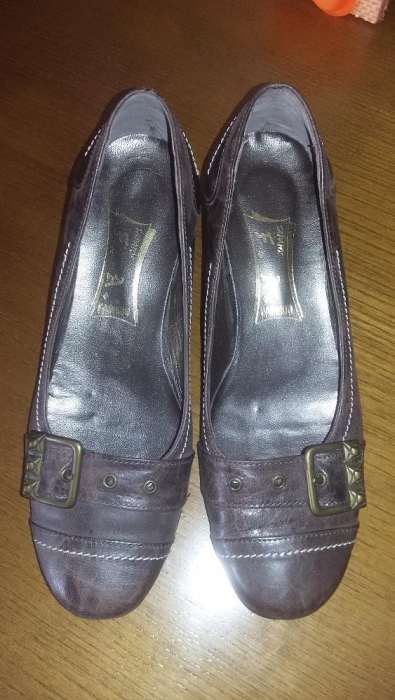 Sapatos novos castanhos