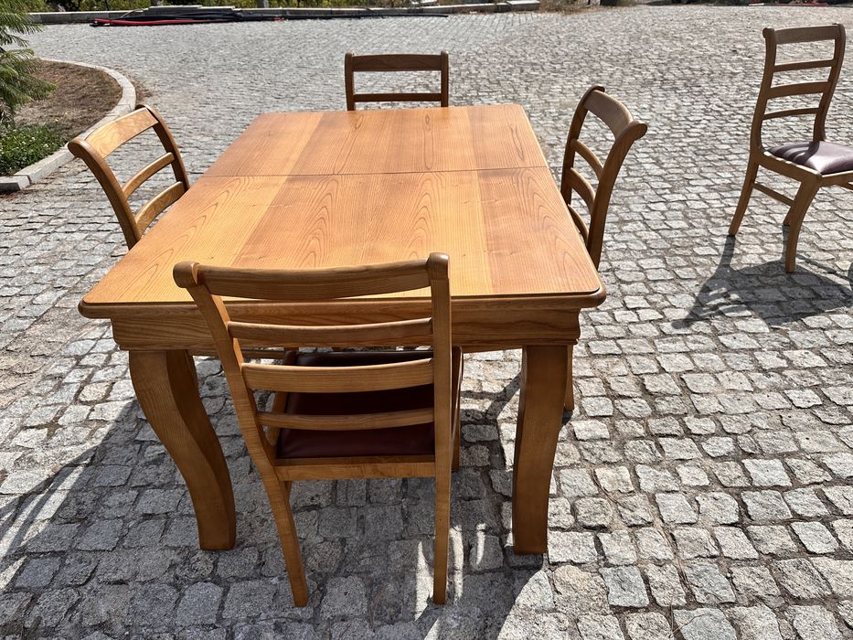Conjunto mesa e cadeiras