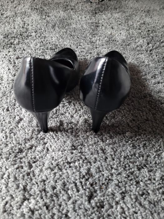 Buty szpilki lakierowane na obcasie