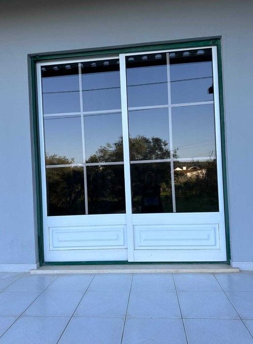 Janelas  brancas para sacada de Alumínio com aros verdes