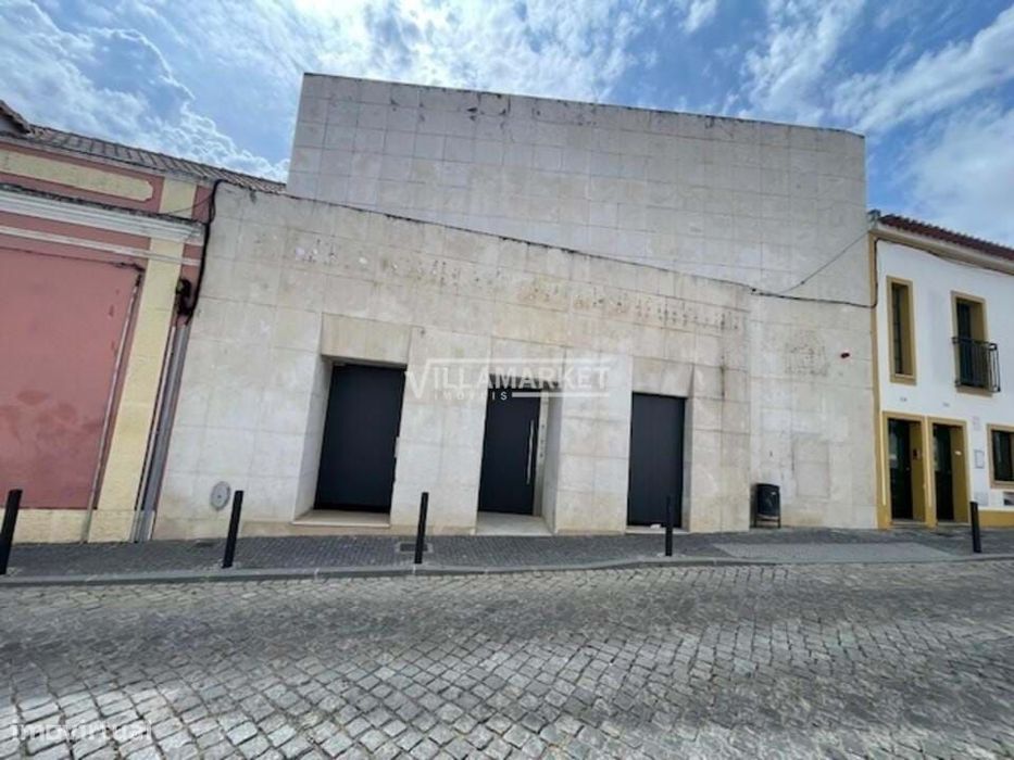 Prédio da banca destinado a serviços composto por 2 pisos com 336 m2 s