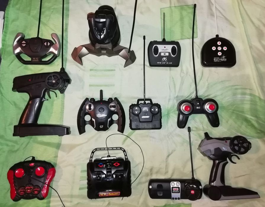 Пульты и машинки игрушки. Одним лотом.