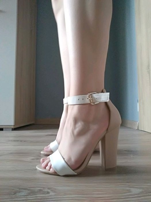 Eleganckie sandałki na słupku