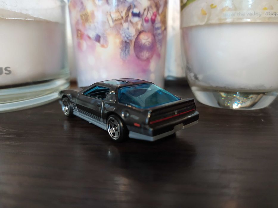 Model auta Pontiac Firebird metalowy firmy HotWhels