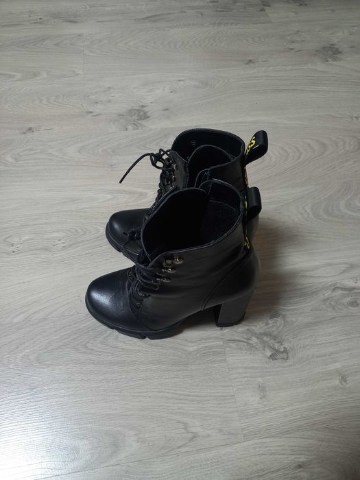 Продам майже нові жіночі ботінки