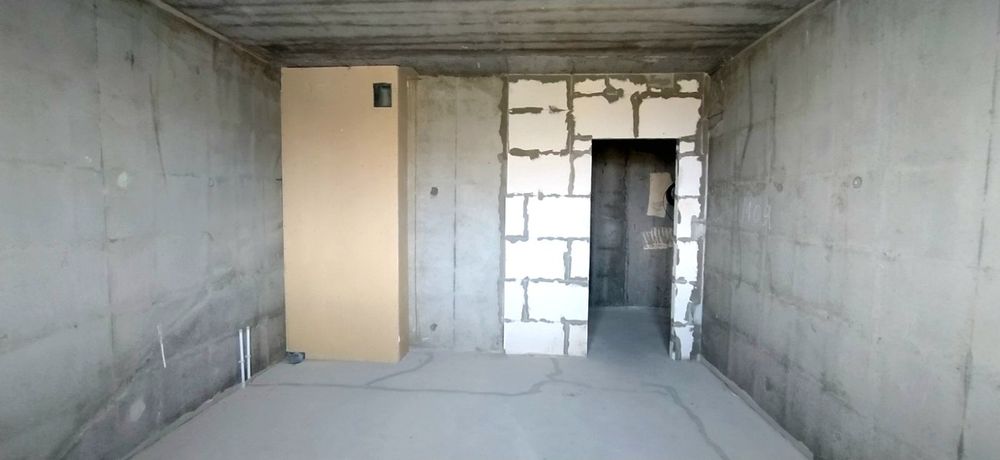 2-кімнатна квартира 77,5 кв.м. з АОГВ. 709$/кв.м. Будинок зданий та заселений.
