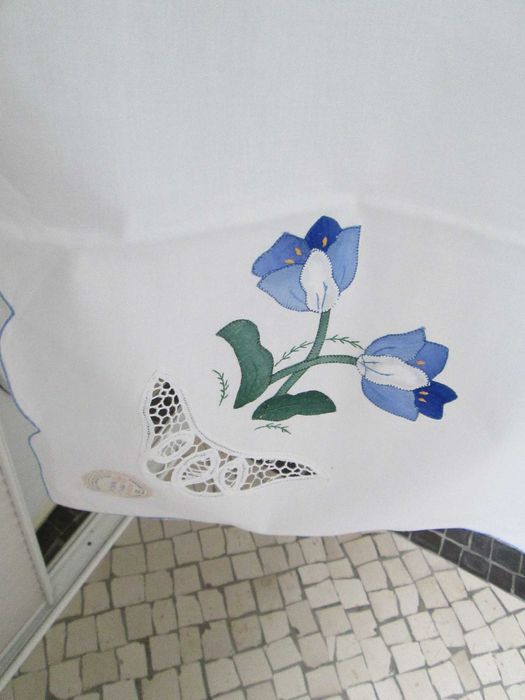 Toalha de mesa com aplicações