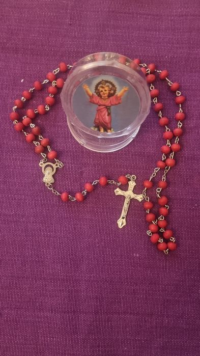 Przepiękny czerwony Różaniec w pudełeczku.