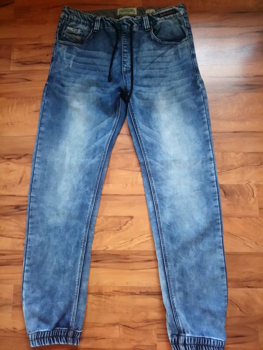Spodnie jeansowe młodzieżowe