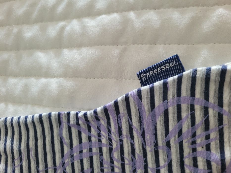 Top corte em V com riscas