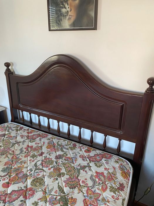 Cama em madeira maciça excelente estado