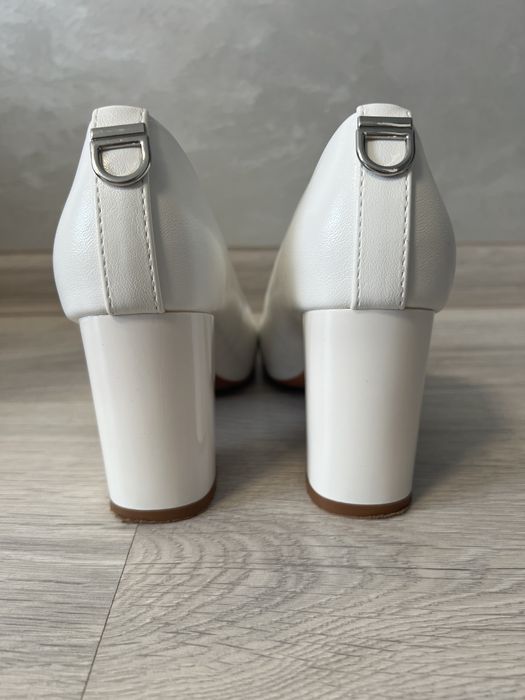 Білі класичні туфлі