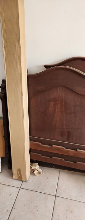 Mobilia quarto mogno bom estado