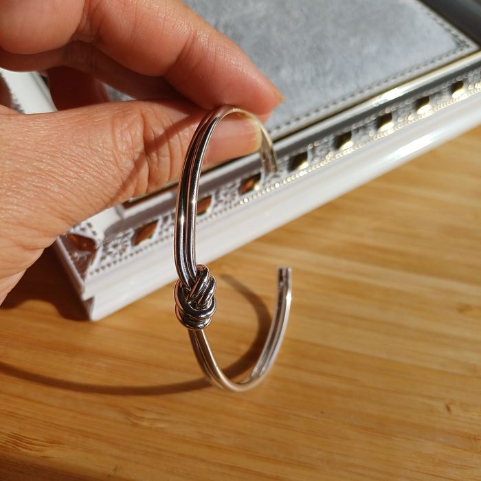 Pulseira rígida com nó duplo banhado a ouro branco 18K unisex