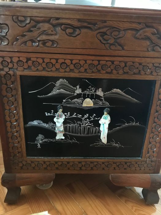 Arca chinesa madeira com relevo (rodinhas por baixo)