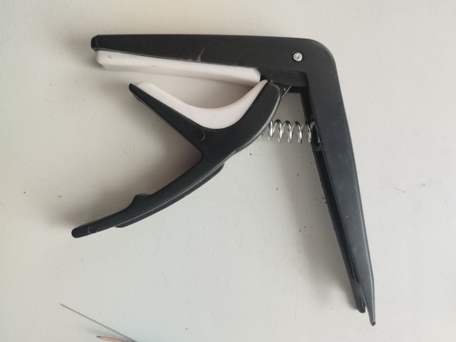 Струны для гитары ремень  медиатор каподастр на шести струнную гитару