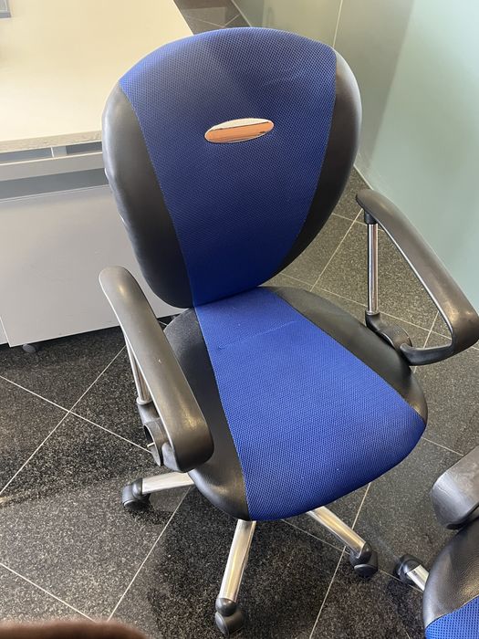 Cadeira escritório azul e preta