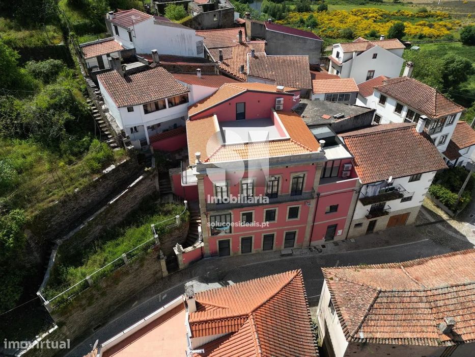 Prédio com 6 T0 e 2 T2 em Vila Cova do Alva