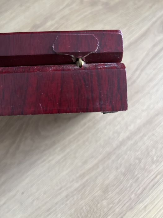 Zestaw akcesoriów do serwowania wina.