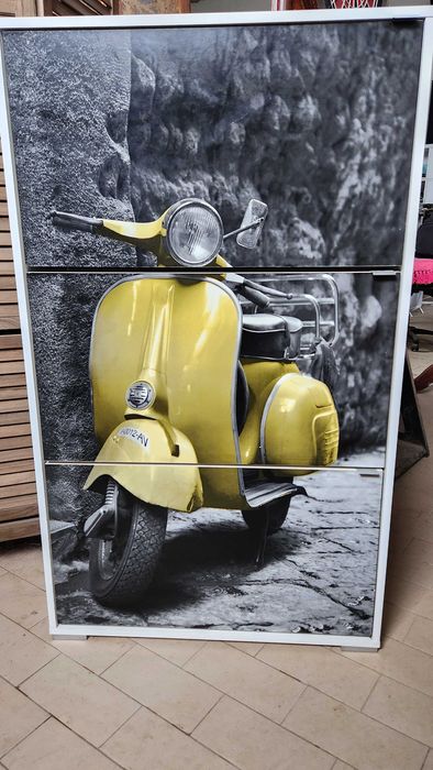 Sapateira com 3 portas e gavetas duplas.