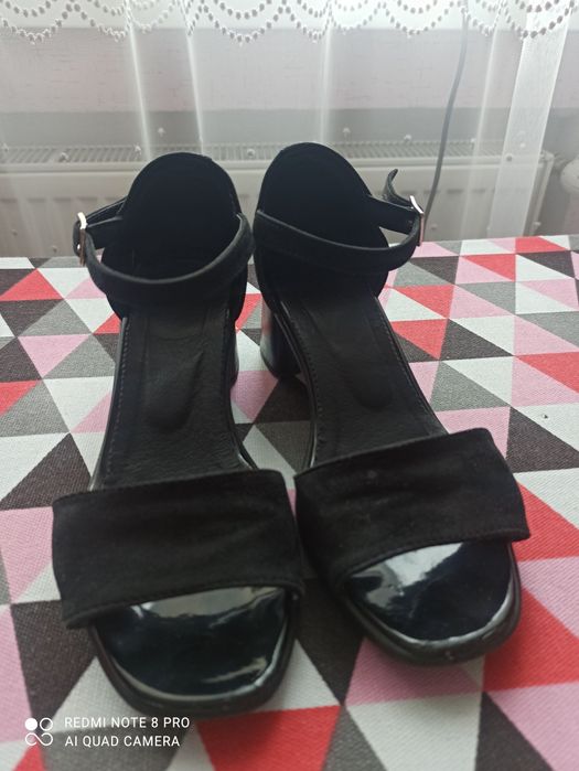 Продаються босоніжки.