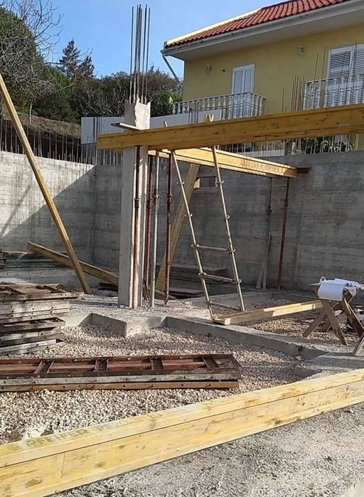 Confragem. Muros, piscinas, pequenas moradias.