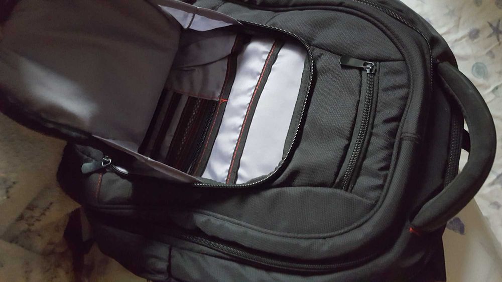 Mochila com múltiplos fechos