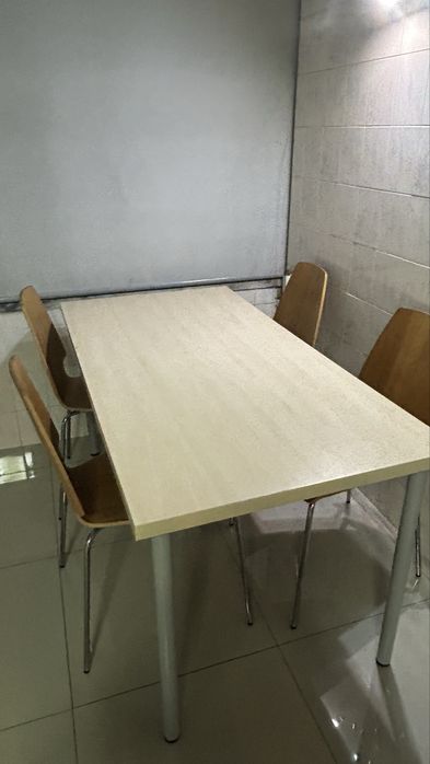 Mesa com 4 cadeiras em otimo estado