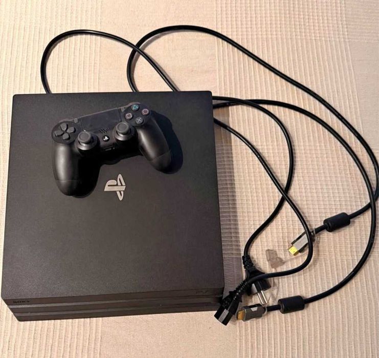 PS4 500GB com jogos e comando incluído. Impecável como nova.
