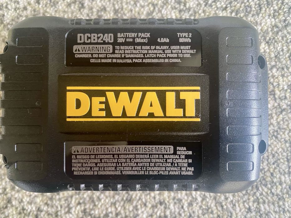 Акумуляторна батарея Dewalt dcb240