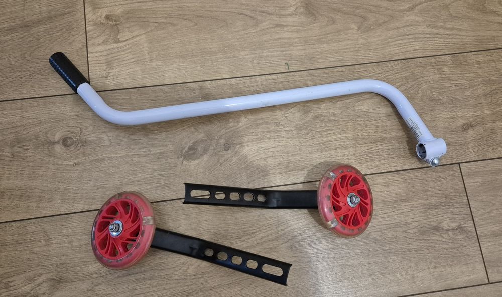 Boczne kółka do rowerka razem z kijkiem