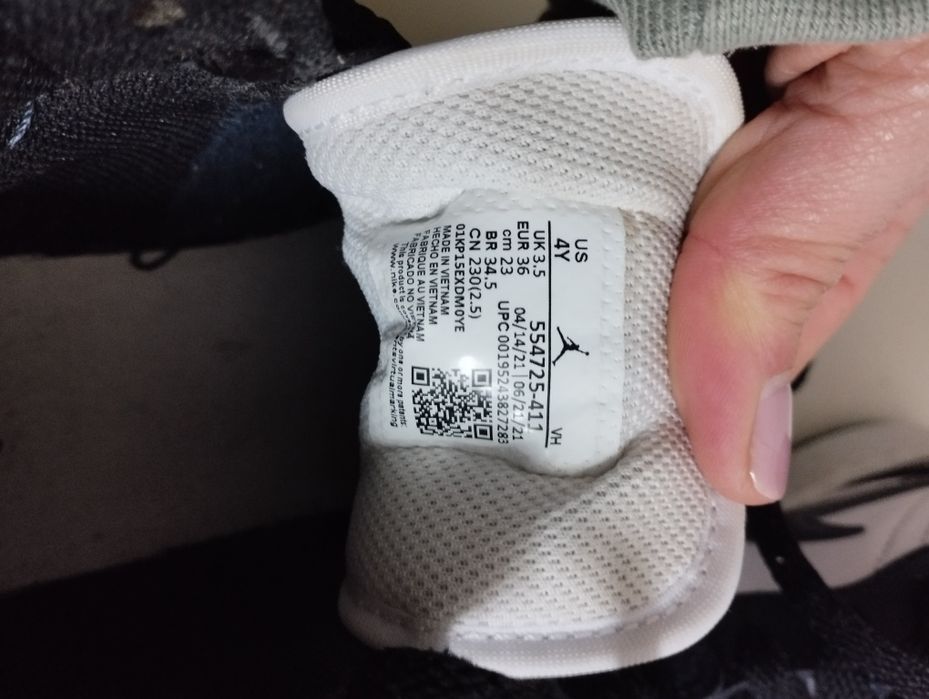 Tênis Air Jordan azuis escuro e brancos 36