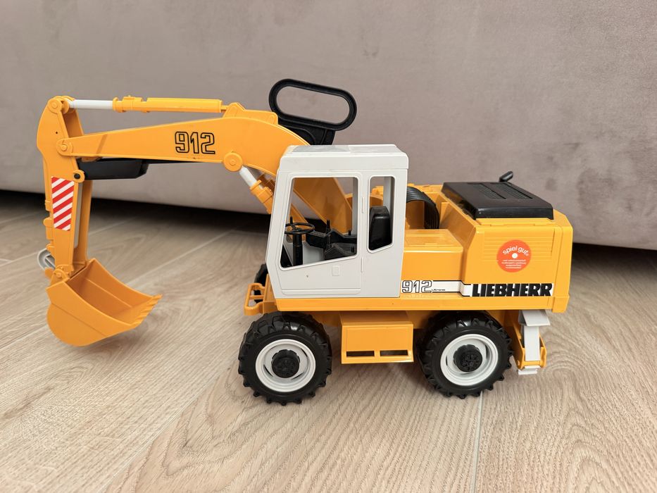 Bruder самоскид MAN з екскаватором Liebherr