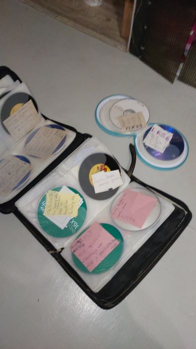 Продам коллекцию записей музыки и фхильмов на болванках DVD