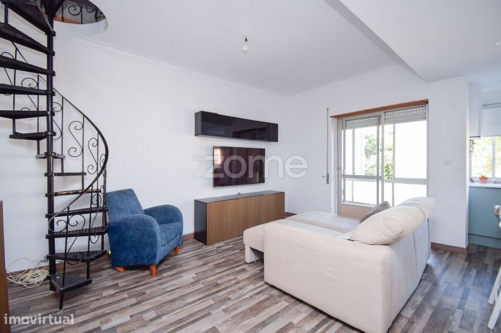 T2 Apartment with Interior Office, Two Balconies, and Excellent Location