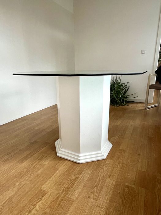 Mesa octogonal transparente com design anos 80