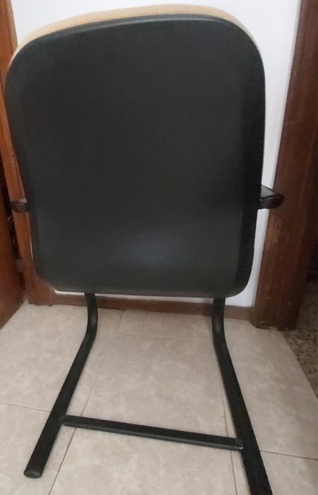 Cadeira de inox e eco pele