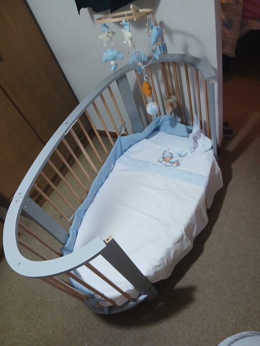 Tou a vender uma cama de bebe.